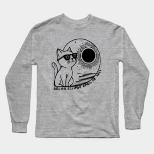 funny kitten watching total solar eclipse april 8 2024 Long Sleeve T-Shirt